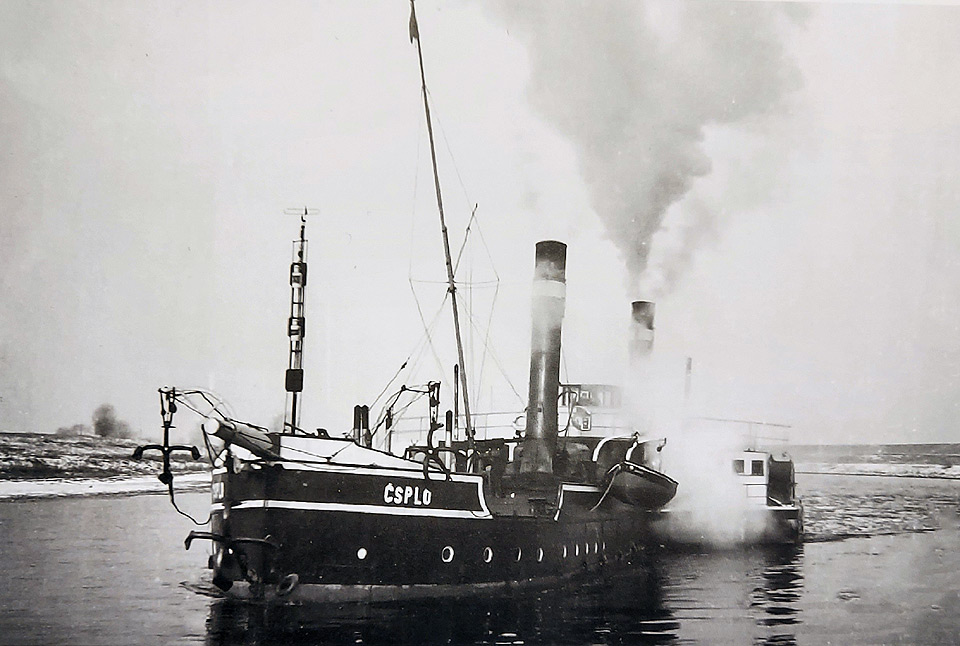 Unter Winterbedingungen der Art, wie sie das Foto aus der Vorweihnachtszeit des Jahres 1962 erkennen lässt, war die Fahrt der Schleppdampfer auf der Elbe wie hier kaum nennenswert behindert.