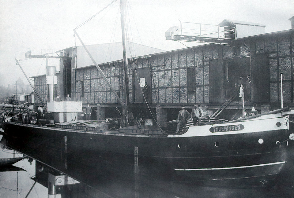 Eilfrachter THUERINGEN an den Kaianlagen von August Mann in Halle; es war der letzte und größte Dampfer, welchen die Reederei Mann in Dienst gestellt hat