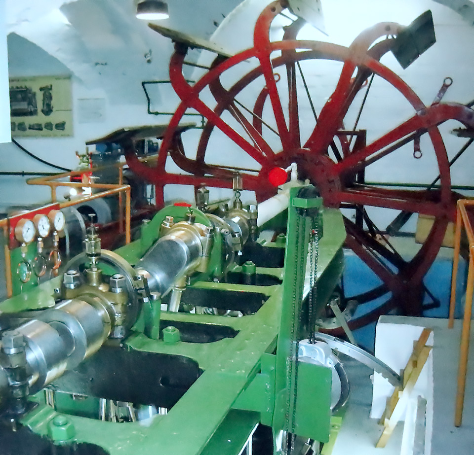 Oszillierende Dampfmaschine mit Schaufelrad (Exponat im Elbschifffahrtsmu-seum)
