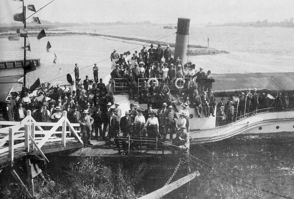 Der Lauenburger Dampfer GERMANIA mit Sonntagsausflüglern an der Station Zollenspieker